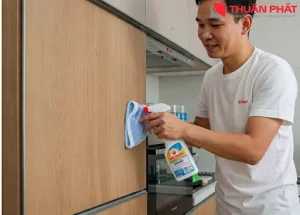 Cần vệ sinh tấm gỗ nhựa thường xuy&ecirc;n bằng khăn mềm v&agrave; dung dịch vệ sinh gi&uacute;p duy tr&igrave; độ b&oacute;ng của tấm gỗ nhựa