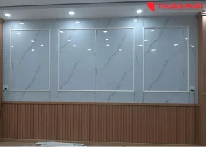 So sánh tấm nhựa giả gỗ và tấm nhựa vân đá: Nên chọn loại nào cho nội thất hiện đại?