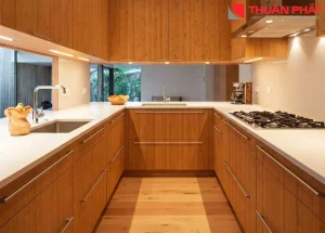 Tủ bếp làm bằng tấm ốp than tre giúp cho không gian bếp vừa hiện đại, vừa mang lại không gian gần gũi với thiên nhiên Tủ bếp làm bằng tấm ốp than tre giúp cho không gian bếp vừa hiện đại, vừa mang lại không gian gần gũi với thiên nhiên